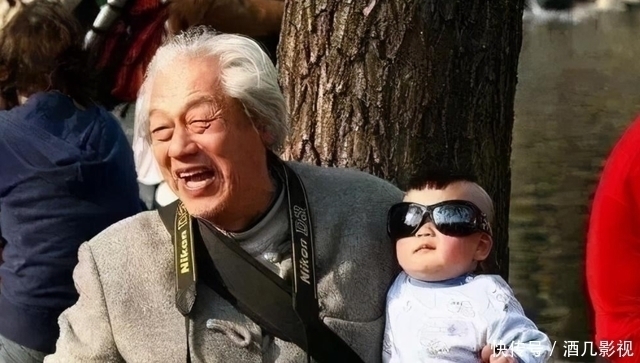 为防孙女吹风感冒,给自行车装上“全景天窗”,别人家的爷爷火了