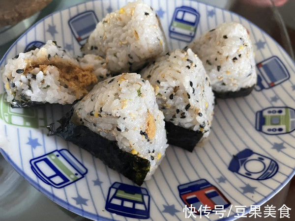 简单几步做好一盘日式饭团，快速搞定一餐饭