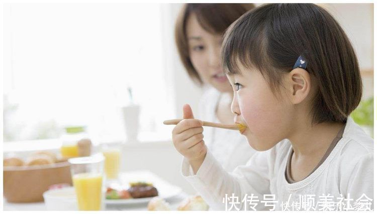 小潘|俩娃一个天天吃猪肉,一个天天吃鱼、牛肉,3年后2人差距太明显