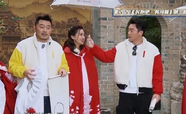 黑脸|郑恺有多讨厌邓紫棋?全程只给baby打伞,邓紫棋看后也忍不住黑脸