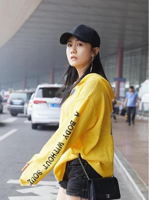 高跟鞋|黄色卫衣配短裤，实在是太减龄了，完全看不出真实年龄！