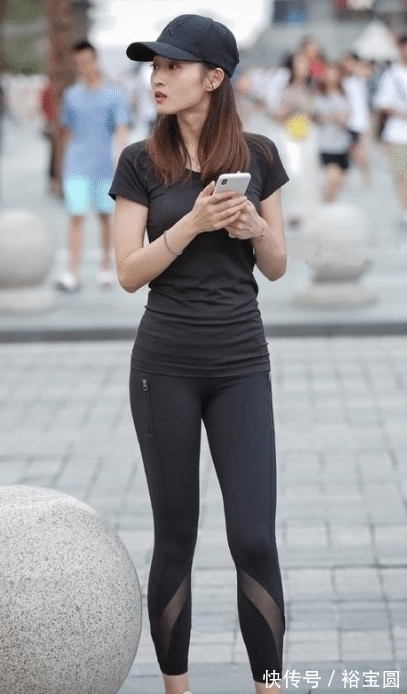 运动套装 穿纯黑的修身运动套装,黑白分明,小姐姐很吸睛!