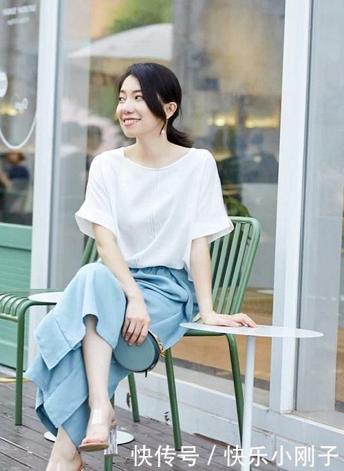 蓝色|小姐姐穿纯蓝色的服装,简单修身,让你美成焦点!