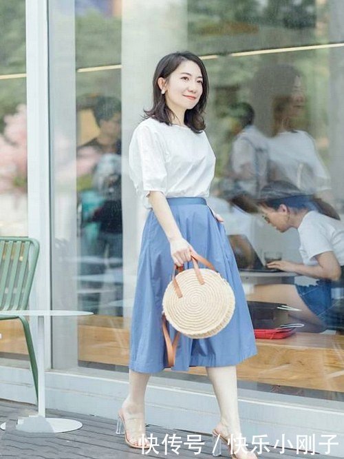 蓝色|小姐姐穿纯蓝色的服装,简单修身,让你美成焦点!
