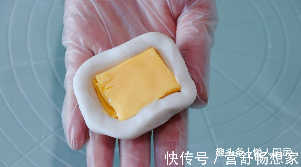 爆浆|年糕不用买，撒点糯米粉，加点热水自己做，咬一口，还会爆浆