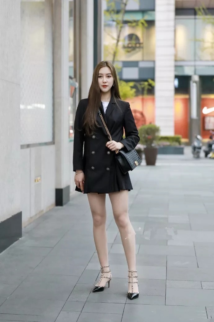 西装外套|街拍：美女搭配高跟鞋，让自己拥有女神般的魅力