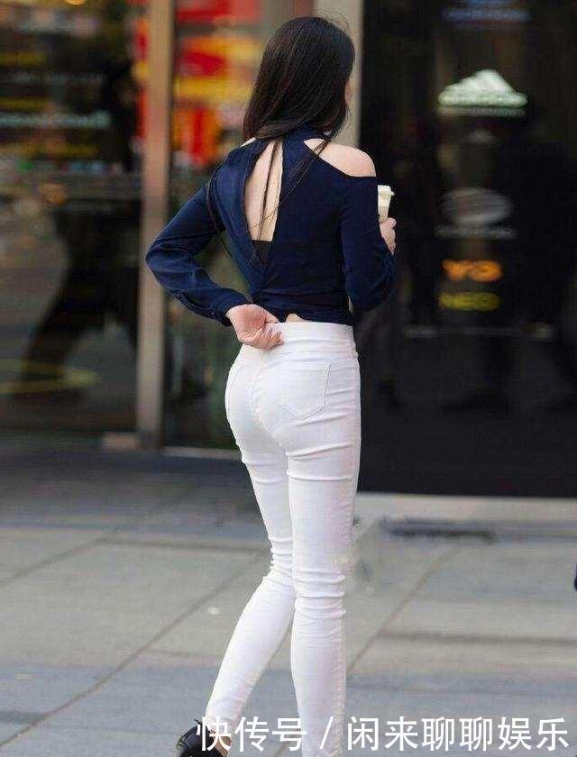 衬衫裤|深蓝色挂脖长袖上衣搭配白色牛仔裤,设计感十足,突出女神气质