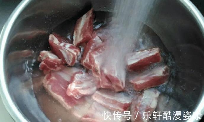 做菜|用排骨做菜时，不能只会焯水，学会3招，排骨不腥，怎么做都好吃
