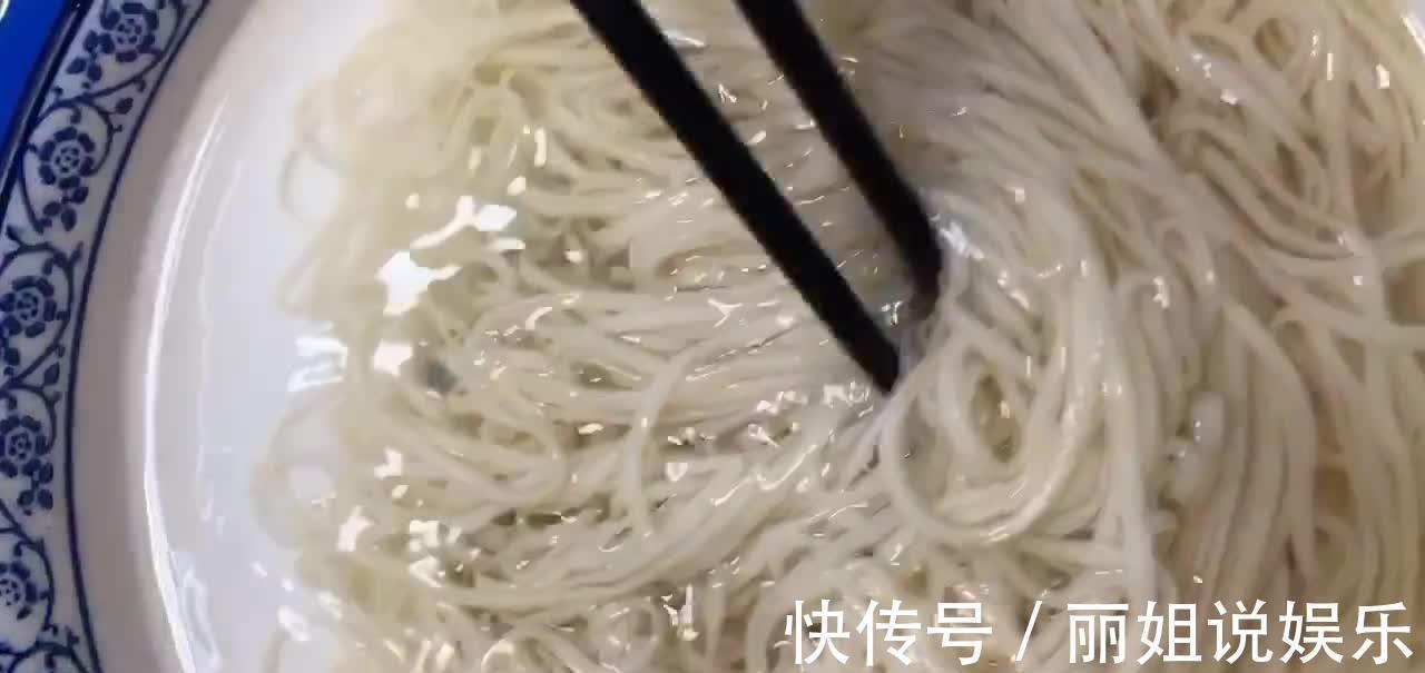 家常版豆角焖面，鲜嫩味美营养丰富，做法简单比拌面好吃数倍