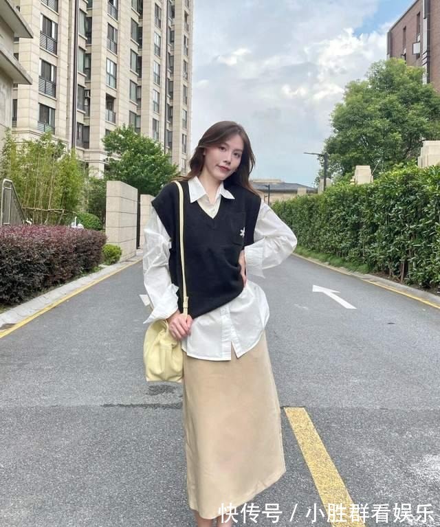 马甲 想显高显瘦不如试一下叠穿,毛衣马甲配白色衬衫和半身裙,超洋气