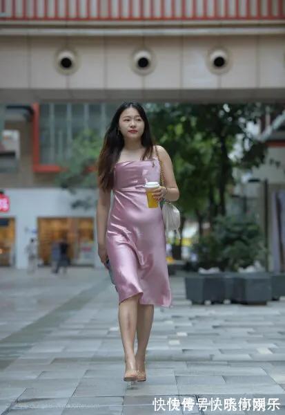 法式风情 法式风情的紫色吊带长裙,微胖身材的女生穿起来效果如何?