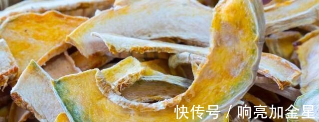 白玉粉|“秋天到,南瓜俏”,今天用南瓜做一道零食,做完以后,分分钟吃没!