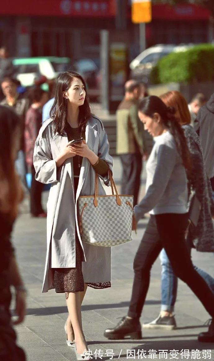 丸子头|小姐姐扎着一个小小的丸子头,让她显得青春又充满活力