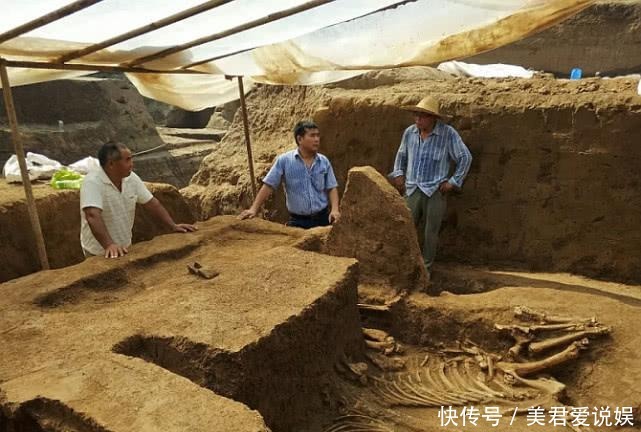 恐怖|古墓出土两件商朝青铜器,面带神秘微笑,专家称阴森而恐怖