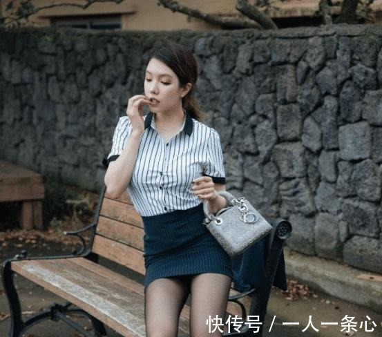 衬衫|路边偶遇职场小姐姐，黑色包臀裙配条纹衬衫，回头率肯定很高！