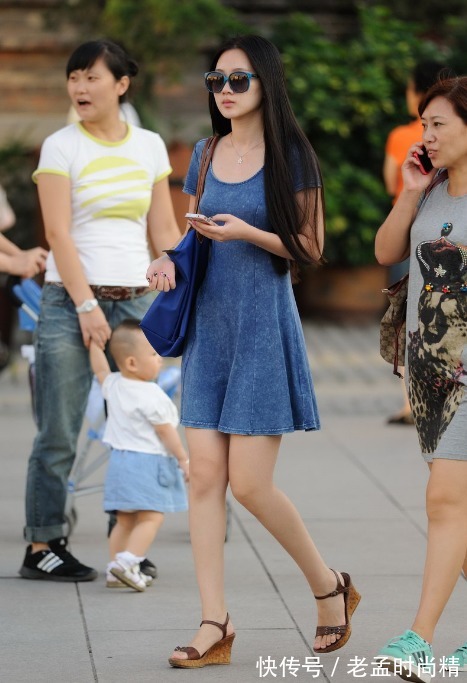 街拍 街拍:当美女穿上牛仔连衣裙后,你会发现原来可以这么美