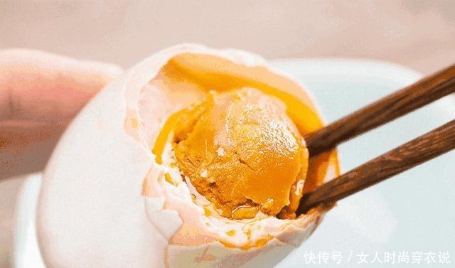 流油|央视又“曝光”了!一戳就流油的海鸭蛋,这流出的“油”哪来的