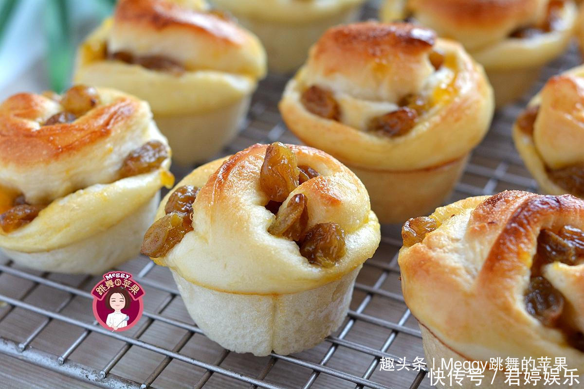 柔软香甜的小面包,加1把果干,儿子特爱吃,外面根本买不到