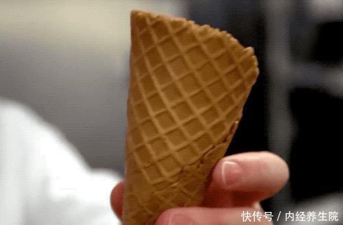 有格纹的冰淇淋蛋筒,是怎么在流水线上做出来的