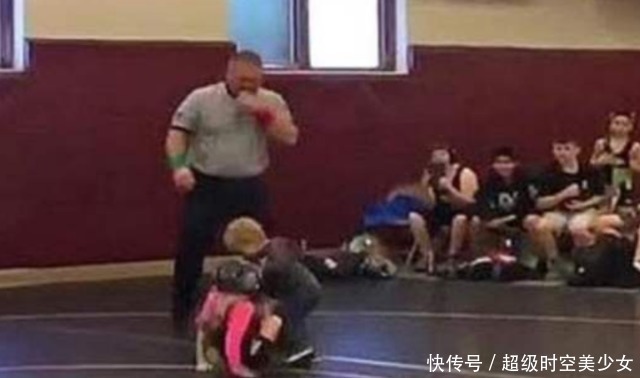 小朋友|5岁弟弟误以为姐姐被打,冲上去揍人,场外的观众都笑抽了!