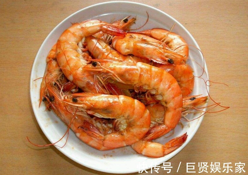 正确做法|做水煮虾时，多放“3样料”，虾肉鲜香无腥味，教你正确做法