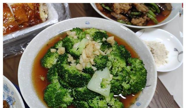 饭桌|搬新家嫂子来参观,老婆特意下厨招待,饭桌上她一脸嫌弃,说菜少