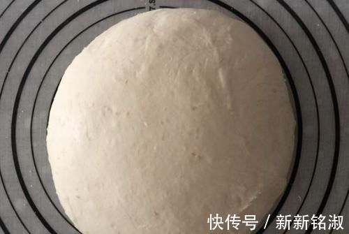 面粉别只会蒸馒头，试试这个做法，既是菜也是主食，解馋过瘾饱腹