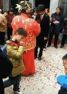 |搞笑GIF：难怪这妹子的做的东西味道十足的！原来如此