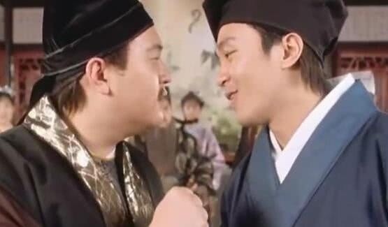 对联&唐伯虎写了一副对联,县令差点气吐血,随后却高兴地说:重重有赏