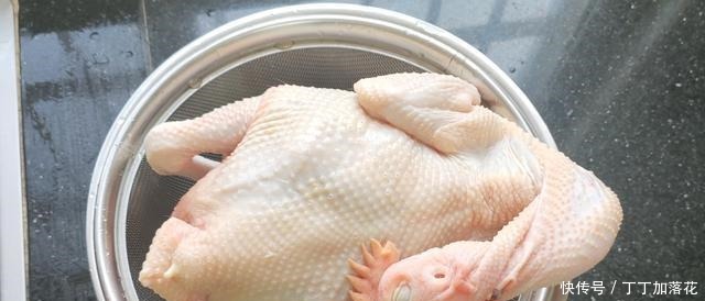 年夜饭鸡肉怎样吃教你广式白切鸡正确做法,配2种蘸料爽滑味美