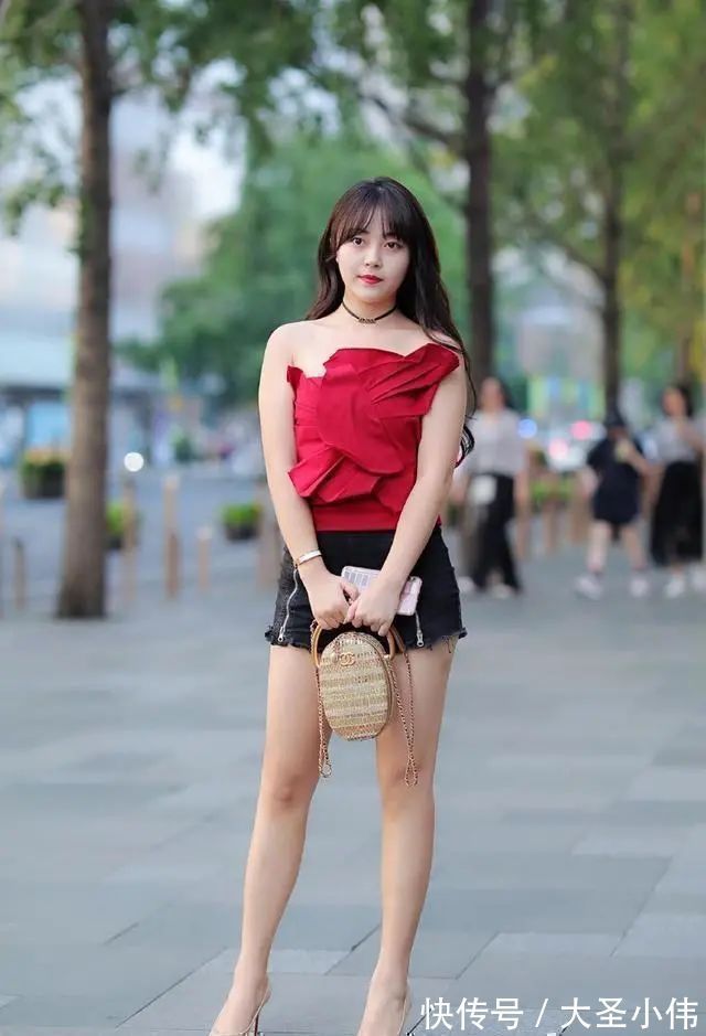 阔腿裤|美女街拍:红色休闲上衣搭配黑色链条短裤,热情似火的感觉,表现出气质