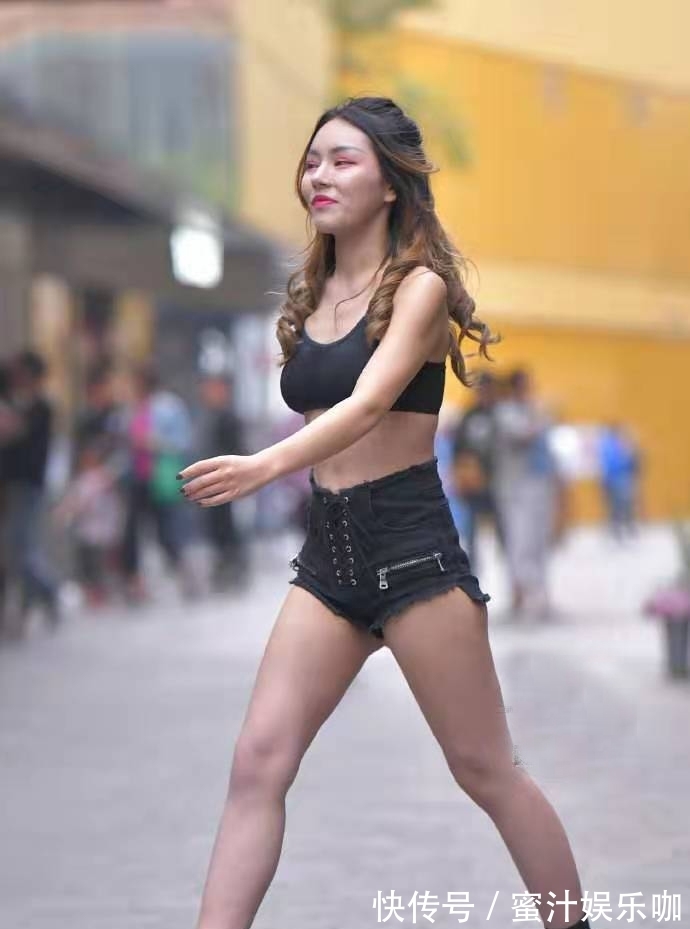 高跟鞋 好看又显气质的基础款穿搭,短打背心+牛仔短裤,清新又有女人味