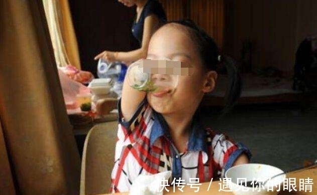 抚养|女生天生没有4肢,父亲想要放弃,但母亲却坚决不放弃抚养她长大