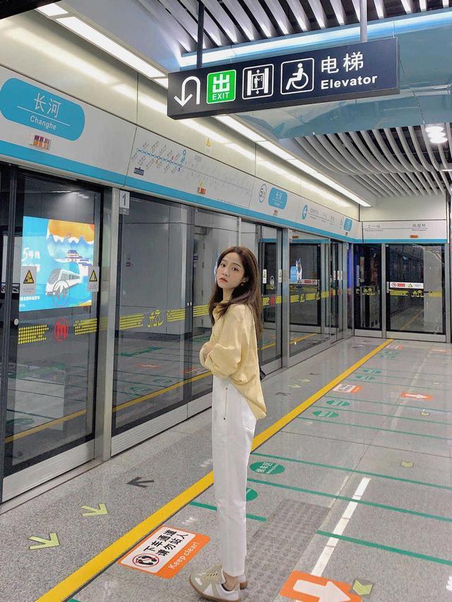 牛仔裤|快舍弃你的“牛仔裤”吧!今年夏天更流行这几款单品,时髦又百搭