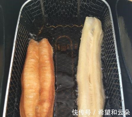 炸油条,发面不只加酵母,教你小方法油条酥脆,又香又膨又好吃!