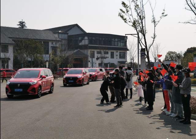 警车|扬眉吐气!警车+20辆红色SUV送行中国女足,水庆霞透露发展计划