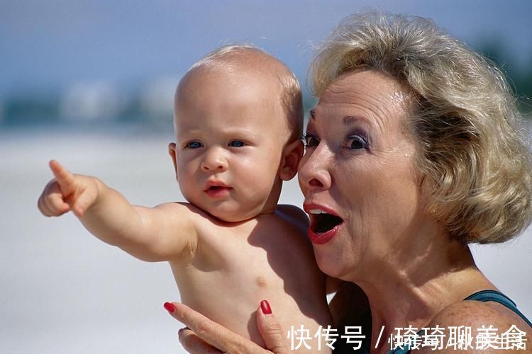 外公|明明是外婆带大的孩子,为啥跟奶奶更亲?几个原因父母要知道