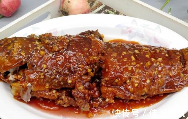 做鱼时，去腥加酒加醋都不对，这才是最好吃的做法，让您爱上吃鱼