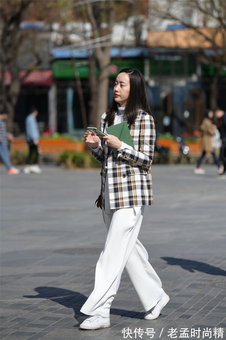 浅灰色 街拍:?美女选择低腰修身牛仔裤,非常个性,头发盘在头顶很精致