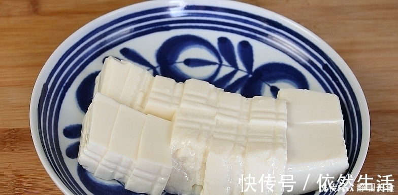2盒豆腐,1勺淀粉,这个做法百吃不厌,出锅那一刻口水留下来