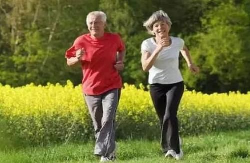 辟谣！这4大“养生妙招”，并没有科学依据，对照一下你信了几个