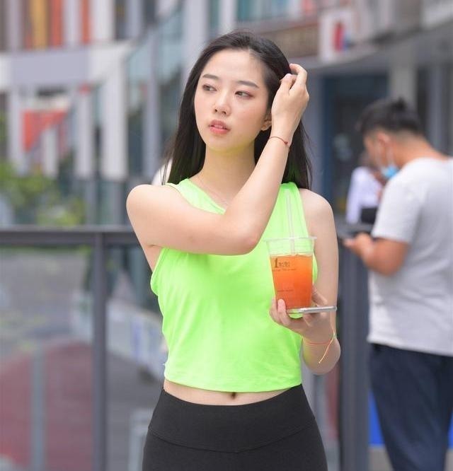 心机 姐姐穿的太“心机”,浅绿色的背心配上黑色的打底裤,显瘦而时尚