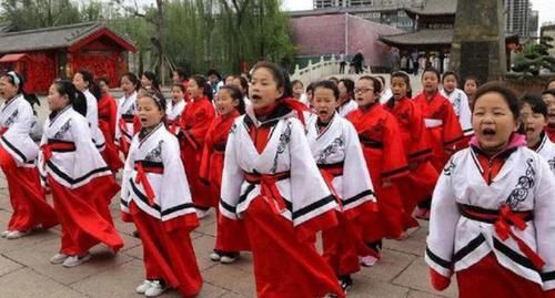  校服|汉服当校服、让学生走格格步，大学校长称“荒唐”，这三点很重要