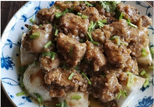 用它蒸排骨,比用土豆和红薯好吃,粉糯又开胃,每次都比肉先吃完