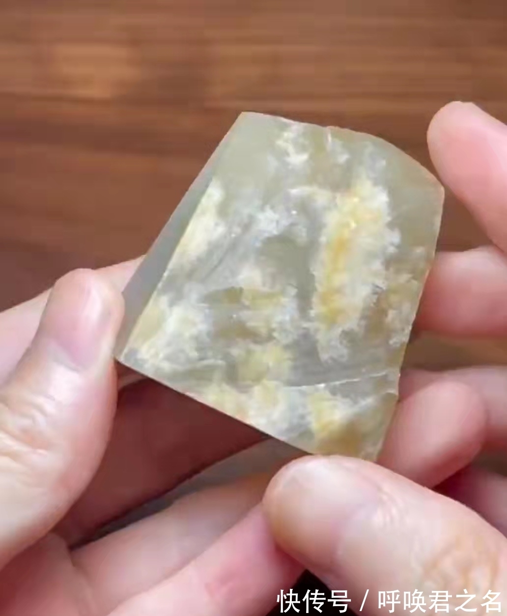 作品!只有薄薄一层黄色的翡翠,用心雕刻出来的作品同样迷人