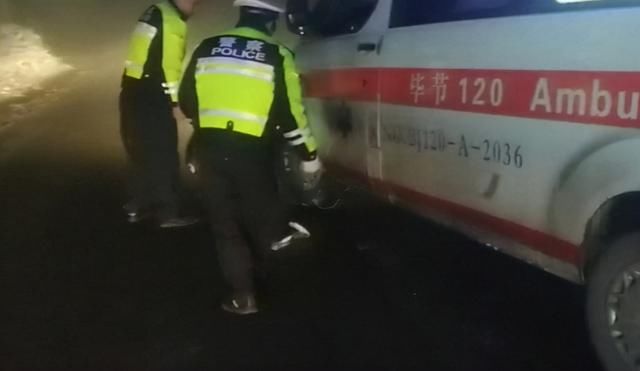 覃伟|孕妇临产 因凝冻救护车被困途中 大方交警紧急开道“护航”