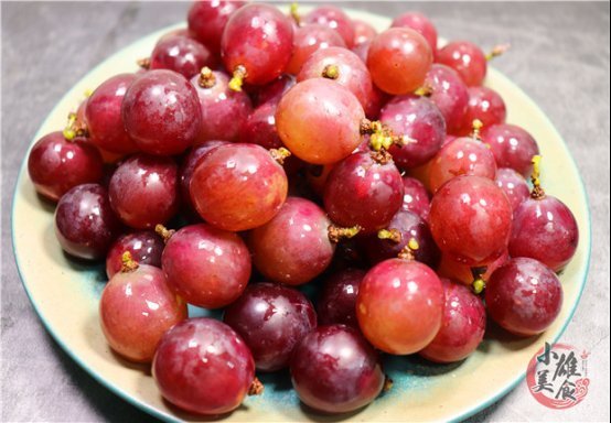 洗葡萄只用盐和淀粉,等于吃农药,教你1个技巧,虫卵农药全跑光