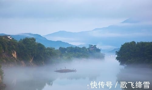 黄庭坚$黄庭坚评价苏轼,吟诵了一首七律,不落俗套,颈联乃传世名句