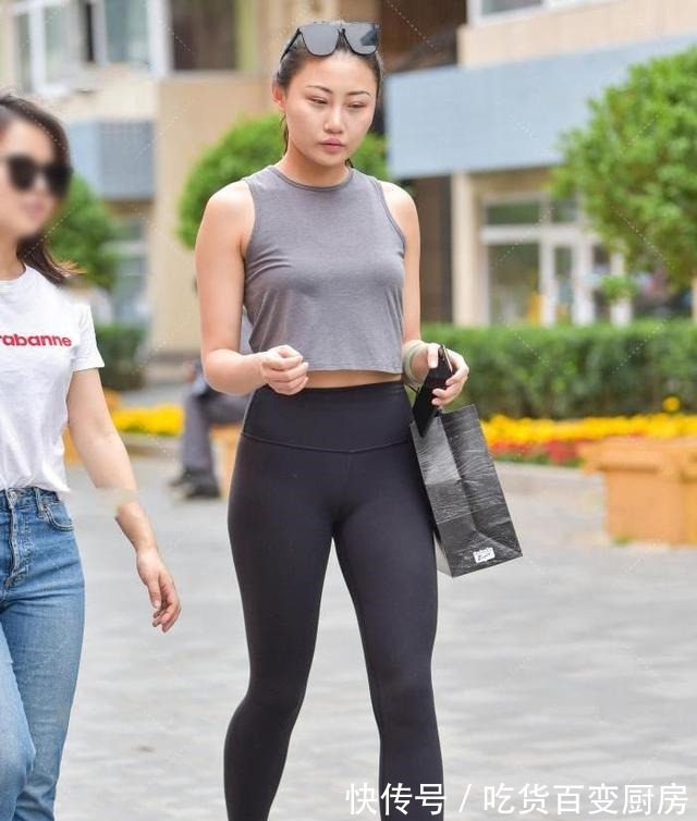 皱纹 折叠短背心配黑色瑜伽裤,日常休闲舒适。折叠短背心配黑色瑜伽裤,日常休闲舒适!