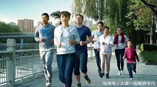 失眠|经常失眠睡不好?1种小零食别放过,每天吃点,家人鼾声也难吵醒